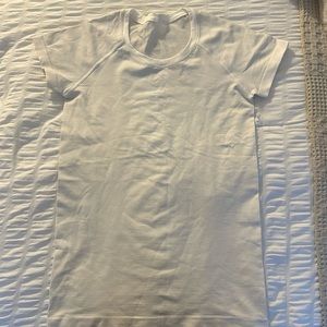 Lululemon white t shirt size 6… tag removed brand new condition